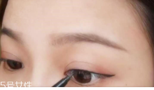 眼線畫歪了怎么辦？干脆暈成煙熏妝