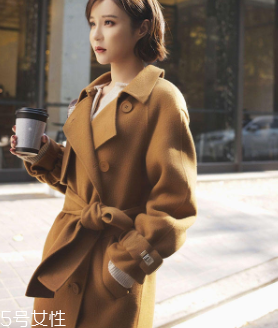 白領(lǐng)女性赴約穿什么好？長(zhǎng)款氣質(zhì)大衣有格調(diào)和氣質(zhì)
