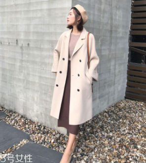 白領(lǐng)女性赴約穿什么好？長(zhǎng)款氣質(zhì)大衣有格調(diào)和氣質(zhì)