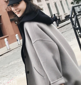 白領(lǐng)女性赴約穿什么好？長(zhǎng)款氣質(zhì)大衣有格調(diào)和氣質(zhì)