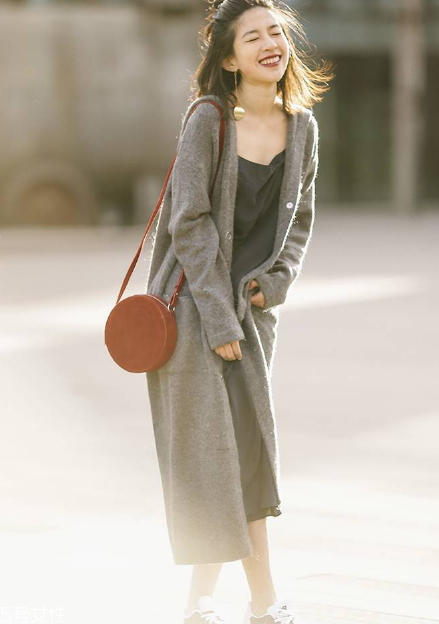 什么款式的包包最百搭？這三款十年不過時(shí)