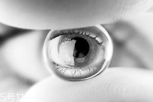 怎么確定隱形眼鏡掉了？蒙著一邊眼睛測視力