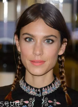 長臉適合什么樣的燙發(fā)？大波浪長發(fā)溫柔睿智