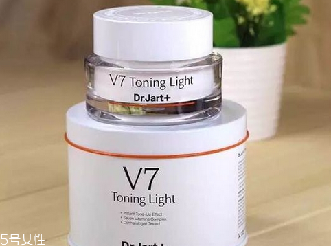 素顏霜和氣墊bb哪個(gè)好用？自然底妝就靠它