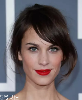 長臉適合什么樣的燙發(fā)？大波浪長發(fā)溫柔睿智