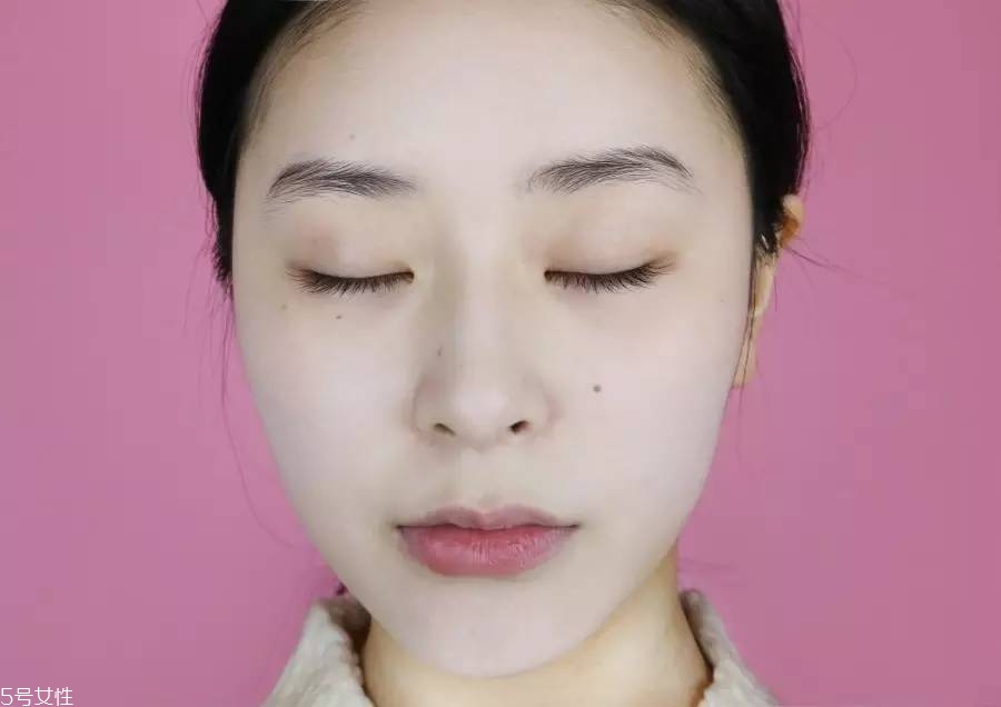 蘭芝小白光氣墊bb霜使用方法 水光透白的自然妝感 蘭芝小白光氣墊bb霜使用方法 水光透白的自然妝感