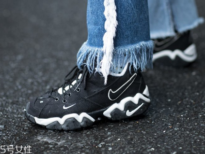 運動鞋不防滑怎么辦？一盒創(chuàng)可貼就能解決