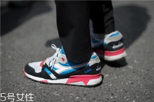 運動鞋不防滑怎么辦？一盒創(chuàng)可貼就能解決