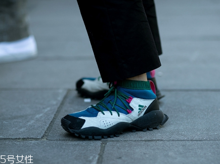 運動鞋好還是皮鞋好？不同場合不同需求