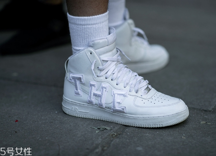 運動鞋一定要穿襪子嗎？最好是穿上襪子