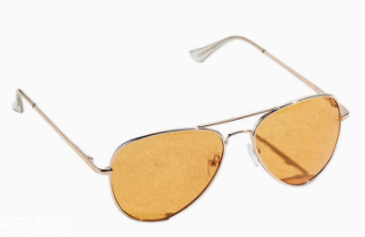 墨鏡顏色怎么選？暗紫色透明墨鏡更受青睞