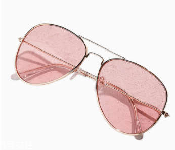 墨鏡顏色怎么選？暗紫色透明墨鏡更受青睞