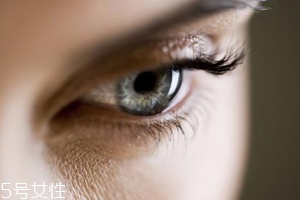 冬天用什么眼霜？抗皺眼霜對(duì)抗干燥肌