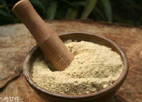 黑胡椒粉和白胡椒粉的區(qū)別 黑胡椒味道比白胡椒更為濃郁 黑胡椒粉和白胡椒粉的區(qū)別 黑胡椒味道比白胡椒更為濃郁