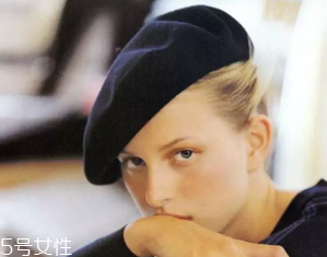 戴什么帽子顯臉?。繉掗苊弊屇樋雌饋硇?></p><p>而當我們選擇顏色靚麗或者在造型上別出心裁的貝雷帽時，這頂渾身透露出復古精致氣的帽子也能一下子透露出時尚感來。</p><p style=