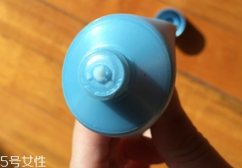 雅詩蘭黛卸妝乳怎么用？