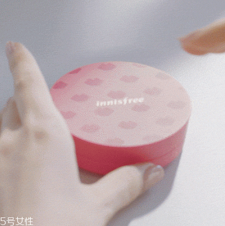 悅詩風(fēng)吟粉色限量氣墊霜多少錢？粉漾氣墊之戀