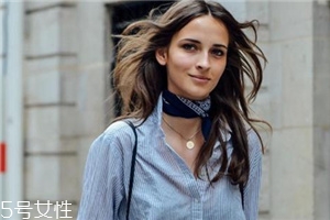 絲巾怎么搭配衣服？?jī)?yōu)雅范兒盡顯