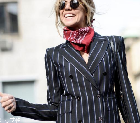 絲巾怎么搭配衣服？?jī)?yōu)雅范兒盡顯