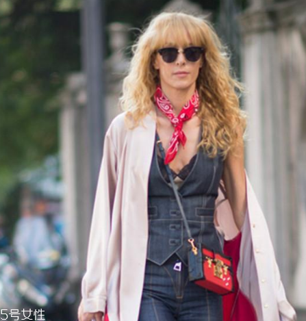 絲巾怎么搭配衣服？?jī)?yōu)雅范兒盡顯