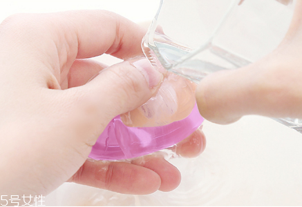 小怪獸硅膠粉撲要撕掉薄膜嗎？薄膜是不需要撕掉的