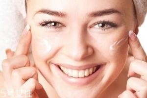 隔離霜可以直接涂在臉上嗎？要用補(bǔ)水產(chǎn)品打底才好