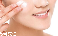 隔離霜可以直接涂在臉上嗎？要用補(bǔ)水產(chǎn)品打底才好