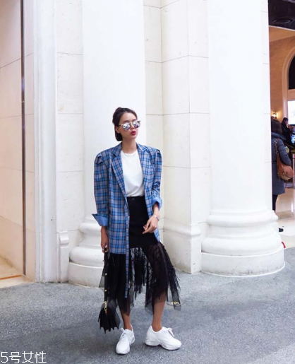 蕾絲長(zhǎng)裙配什么上衣？?jī)?yōu)雅氣質(zhì)小女人