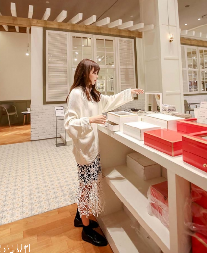 蕾絲長(zhǎng)裙配什么上衣？?jī)?yōu)雅氣質(zhì)小女人