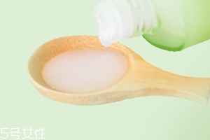 爽膚水可以涂在眼睛周?chē)鷨?？小心長(zhǎng)出脂肪粒