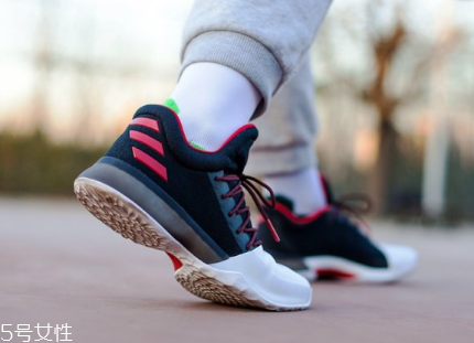 運(yùn)動(dòng)鞋網(wǎng)面發(fā)黃怎么辦？用牙膏輕松解決