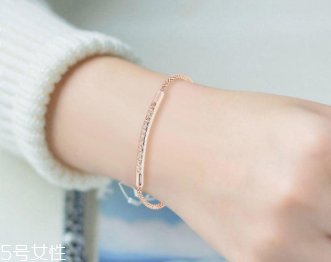 2018情人節(jié)戴什么東西好看？用精巧飾品讓他向你靠近