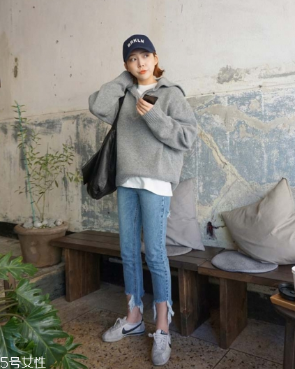 毛衣搭配牛仔褲好看嗎？打造春日慵懶范兒