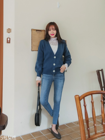 毛衣搭配牛仔褲好看嗎？打造春日慵懶范兒