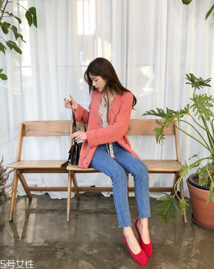 毛衣搭配牛仔褲好看嗎？打造春日慵懶范兒