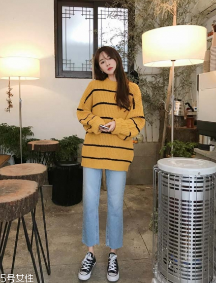 毛衣搭配牛仔褲好看嗎？打造春日慵懶范兒