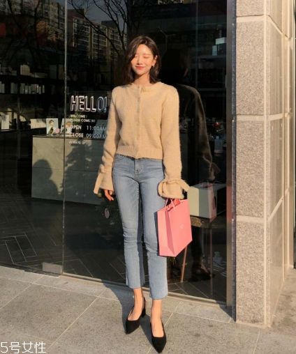 毛衣搭配牛仔褲好看嗎？打造春日慵懶范兒
