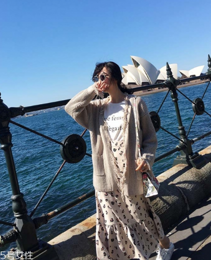 碎花長裙搭配什么上衣？復古或優(yōu)雅隨意切換