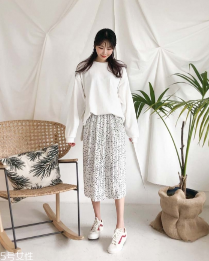 碎花長裙搭配什么上衣？復古或優(yōu)雅隨意切換