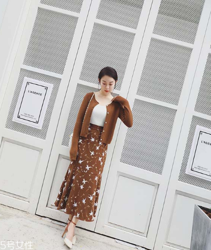 碎花長裙搭配什么上衣？復古或優(yōu)雅隨意切換