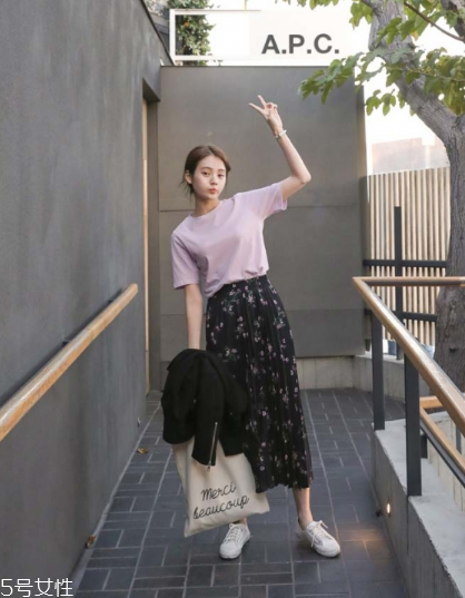 碎花長裙搭配什么上衣？復古或優(yōu)雅隨意切換