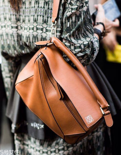 loewe是幾線品牌？時尚界的it bag