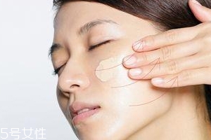 BB霜卡粉怎么辦？妝前敷面膜預(yù)防卡粉