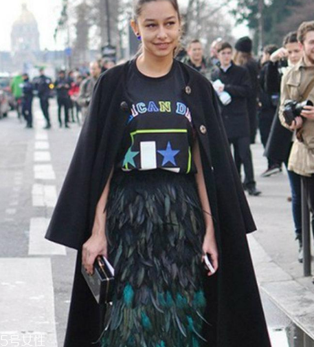 羽毛裙怎么搭配？浪漫飄逸造型首選