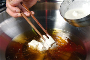 豆腐怎么炸不散也不沾鍋 豆腐怎么炸不散也不沾鍋