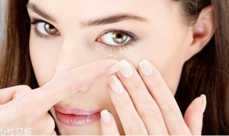 美瞳一天戴多長(zhǎng)時(shí)間？美瞳的正確佩戴方法