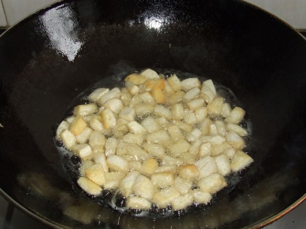 豆腐怎么炸不散也不沾鍋 豆腐怎么炸不散也不沾鍋