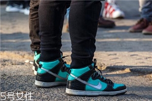 運(yùn)動(dòng)鞋適合穿什么襪子？棉質(zhì)襪子最好