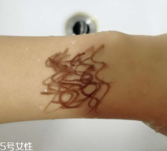 kiss me眼線筆怎么卸？卸妝水直接擦拭即可