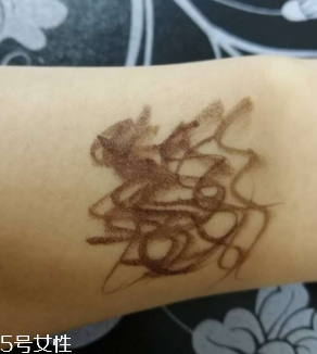 kiss me眼線筆怎么卸？卸妝水直接擦拭即可